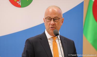 Marszałek Województwa Lubuskiego Marcin Jabłoński przemawia podczas II zwyczajnej sesji Sejmiku Województwa Lubuskiego