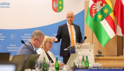 Marszałek Województwa Lubuskiego Marcin Jabłoński przemawia podczas II zwyczajnej sesji Sejmiku Województwa Lubuskiego