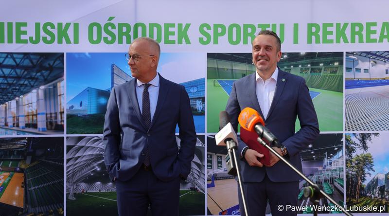 Marszałek Województwa Lubuskiego Marcin Jabłoński (z lewej) i prezydent Zielonej Góry Marcin Pabierowski