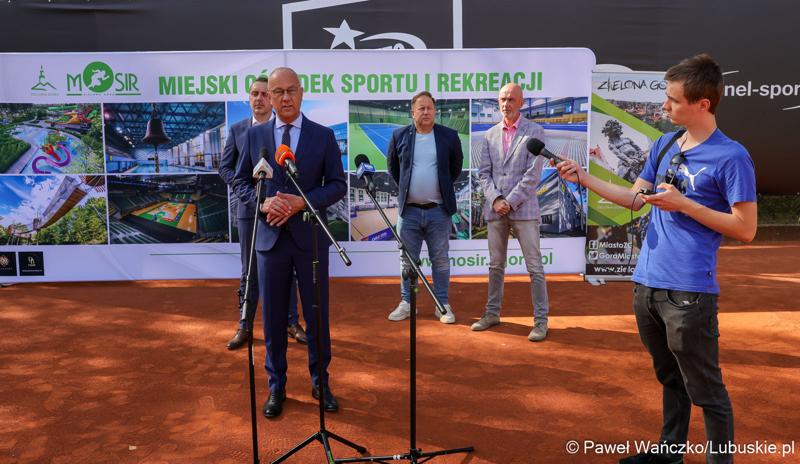 Marszałek Województwa Lubuskiego Marcin Jabłoński przemawia podczas konferencji prasowej na zielonogórskich kortach poświęconej organizacji Pucharu Davisa Zielonej Górze