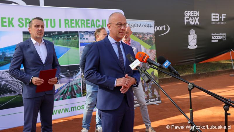 Marszałek Województwa Lubuskiego Marcin Jabłoński przemawia podczas konferencji prasowej na zielonogórskich kortach poświęconej organizacji Pucharu Davisa Zielonej Górze
