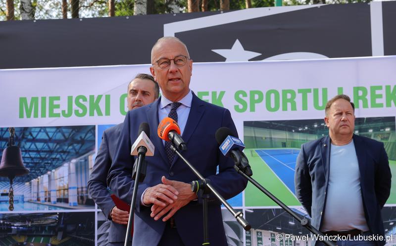 Marszałek Województwa Lubuskiego Marcin Jabłoński przemawia podczas konferencji prasowej na zielonogórskich kortach poświęconej organizacji Pucharu Davisa Zielonej Górze