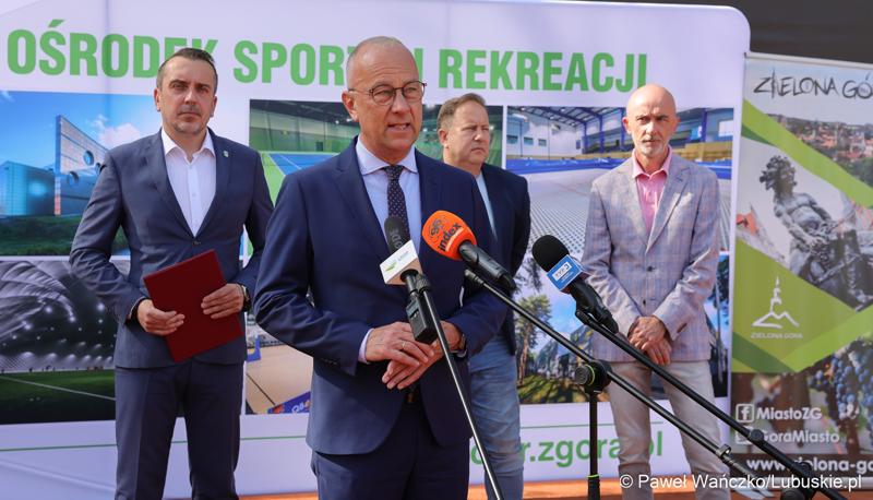 Marszałek Województwa Lubuskiego Marcin Jabłoński przemawia podczas konferencji prasowej na zielonogórskich kortach poświęconej organizacji Pucharu Davisa Zielonej Górze