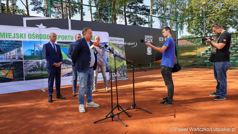 Uczestnicy konferencji prasowej na zielonogórskich kortach poświęconej organizacji Pucharu Davisa Zielonej Górze