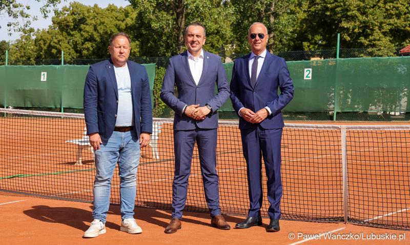 Od lewej: dyrektor sportowy Polskiego Związku Tenisowego Rafał Helbik, Prezydent Zielonej Góry Marcin Pabierowski i Marszałek Województwa Lubuskiego Marcin Jabłoński.