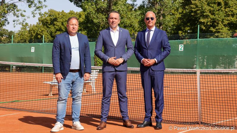 Od lewej: dyrektor sportowy Polskiego Związku Tenisowego Rafał Helbik, Prezydent Zielonej Góry Marcin Pabierowski i Marszałek Województwa Lubuskiego Marcin Jabłoński.