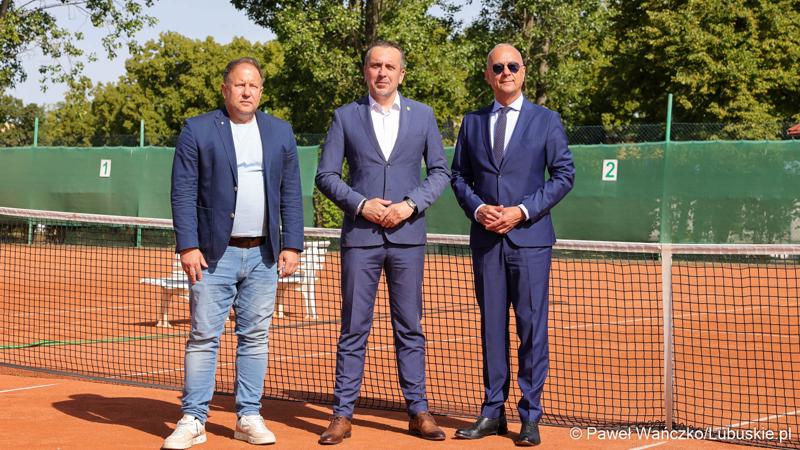 Od lewej: dyrektor sportowy Polskiego Związku Tenisowego Rafał Helbik, Prezydent Zielonej Góry Marcin Pabierowski i Marszałek Województwa Lubuskiego Marcin Jabłoński.