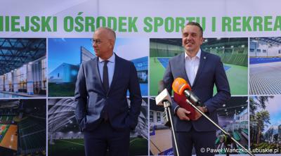 Marszałek Województwa Lubuskiego Marcin Jabłoński (z lewej) i prezydent Zielonej Góry Marcin Pabierowski