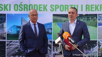Marszałek Województwa Lubuskiego Marcin Jabłoński (z lewej) i prezydent Zielonej Góry Marcin Pabierowski