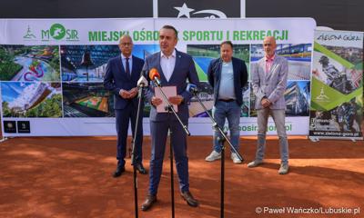 Prezydent Zielonej Góry Marcin Pabierowski przemawia podczas konferencji prasowej na zielonogórskich kortach poświęconej organizacji Pucharu Davisa Zielonej Górze