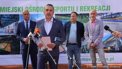 Prezydent Zielonej Góry Marcin Pabierowski przemawia podczas konferencji prasowej na zielonogórskich kortach poświęconej organizacji Pucharu Davisa Zielonej Górze