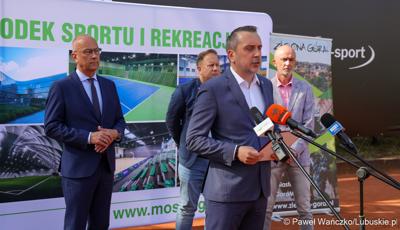 Prezydent Zielonej Góry Marcin Pabierowski przemawia podczas konferencji prasowej na zielonogórskich kortach poświęconej organizacji Pucharu Davisa Zielonej Górze