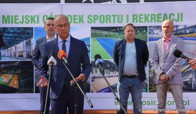 Marszałek Województwa Lubuskiego Marcin Jabłoński przemawia podczas konferencji prasowej na zielonogórskich kortach poświęconej organizacji Pucharu Davisa Zielonej Górze