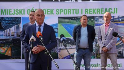Marszałek Województwa Lubuskiego Marcin Jabłoński przemawia podczas konferencji prasowej na zielonogórskich kortach poświęconej organizacji Pucharu Davisa Zielonej Górze