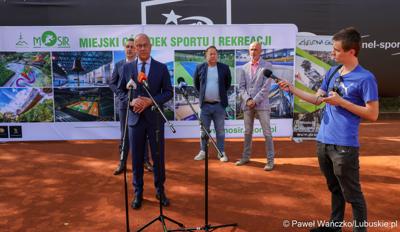 Marszałek Województwa Lubuskiego Marcin Jabłoński przemawia podczas konferencji prasowej na zielonogórskich kortach poświęconej organizacji Pucharu Davisa Zielonej Górze