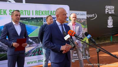 Uczestnicy konferencji prasowej na zielonogórskich kortach poświęconej organizacji Pucharu Davisa Zielonej Górze