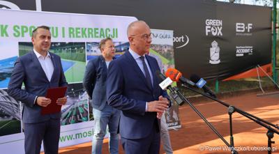 Marszałek Województwa Lubuskiego Marcin Jabłoński przemawia podczas konferencji prasowej na zielonogórskich kortach poświęconej organizacji Pucharu Davisa Zielonej Górze