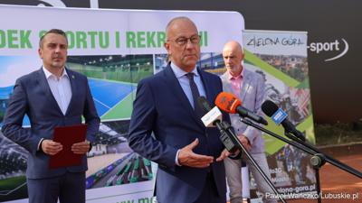 Marszałek Województwa Lubuskiego Marcin Jabłoński przemawia podczas konferencji prasowej na zielonogórskich kortach poświęconej organizacji Pucharu Davisa Zielonej Górze