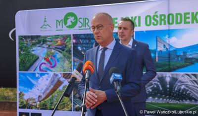 Marszałek Województwa Lubuskiego Marcin Jabłoński przemawia podczas konferencji prasowej na zielonogórskich kortach poświęconej organizacji Pucharu Davisa Zielonej Górze