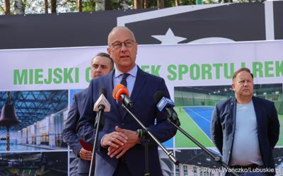 Marszałek Województwa Lubuskiego Marcin Jabłoński przemawia podczas konferencji prasowej na zielonogórskich kortach poświęconej organizacji Pucharu Davisa Zielonej Górze