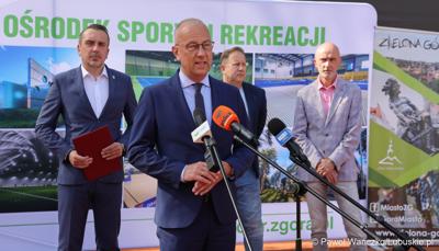 Marszałek Województwa Lubuskiego Marcin Jabłoński przemawia podczas konferencji prasowej na zielonogórskich kortach poświęconej organizacji Pucharu Davisa Zielonej Górze