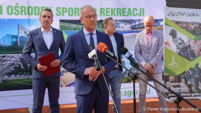 Marszałek Województwa Lubuskiego Marcin Jabłoński przemawia podczas konferencji prasowej na zielonogórskich kortach poświęconej organizacji Pucharu Davisa Zielonej Górze