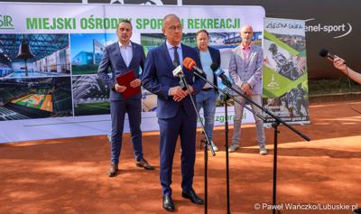 Marszałek Województwa Lubuskiego Marcin Jabłoński przemawia podczas konferencji prasowej na zielonogórskich kortach poświęconej organizacji Pucharu Davisa Zielonej Górze