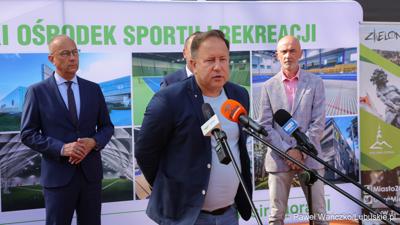 Uczestnicy konferencji prasowej na zielonogórskich kortach poświęconej organizacji Pucharu Davisa Zielonej Górze