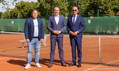 Od lewej: dyrektor sportowy Polskiego Związku Tenisowego Rafał Helbik, Prezydent Zielonej Góry Marcin Pabierowski i Marszałek Województwa Lubuskiego Marcin Jabłoński.