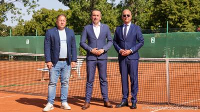 Od lewej: dyrektor sportowy Polskiego Związku Tenisowego Rafał Helbik, Prezydent Zielonej Góry Marcin Pabierowski i Marszałek Województwa Lubuskiego Marcin Jabłoński.