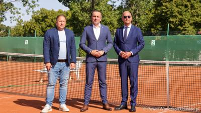 Od lewej: dyrektor sportowy Polskiego Związku Tenisowego Rafał Helbik, Prezydent Zielonej Góry Marcin Pabierowski i Marszałek Województwa Lubuskiego Marcin Jabłoński.