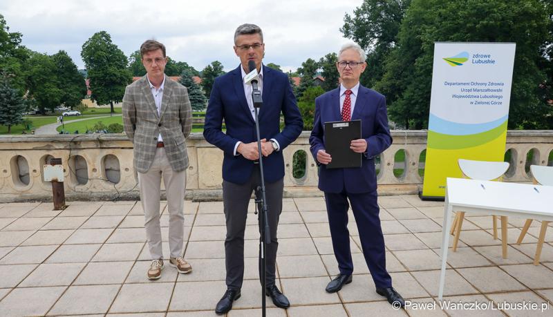 Uczestnicy konferencji prasowej w Centrum Leczenia Dzieci i Młodzieży w Zaborze Wicemarszałek Województwa Lubuskiego Sebastian Ciemnoczołowski (w środku), dyrektor Centrum Leczenia Dzieci i Młodzieży w Zaborze Andrzej Żywień (z prawej) oraz dyrektor do spraw medycznych Centrum Leczenia Dzieci i Młodzieży w Zaborze dr n. med. Przemysław Zakowicz.