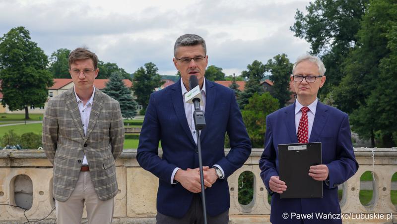 Uczestnicy konferencji prasowej w Centrum Leczenia Dzieci i Młodzieży w Zaborze Wicemarszałek Województwa Lubuskiego Sebastian Ciemnoczołowski (w środku), dyrektor Centrum Leczenia Dzieci i Młodzieży w Zaborze Andrzej Żywień (z prawej) oraz dyrektor do spraw medycznych Centrum Leczenia Dzieci i Młodzieży w Zaborze dr n. med. Przemysław Zakowicz.