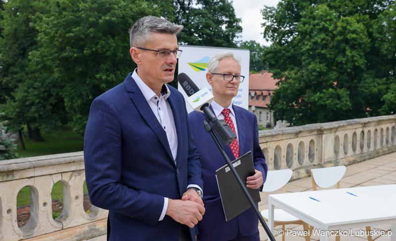 Uczestnicy konferencji prasowej w Centrum Leczenia Dzieci i Młodzieży w Zaborze: Wicemarszałek Województwa Lubuskiego Sebastian Ciemnoczołowski (przy mikrofonie) oraz dyrektor Centrum Leczenia Dzieci i Młodzieży w Zaborze Andrzej Żywień.