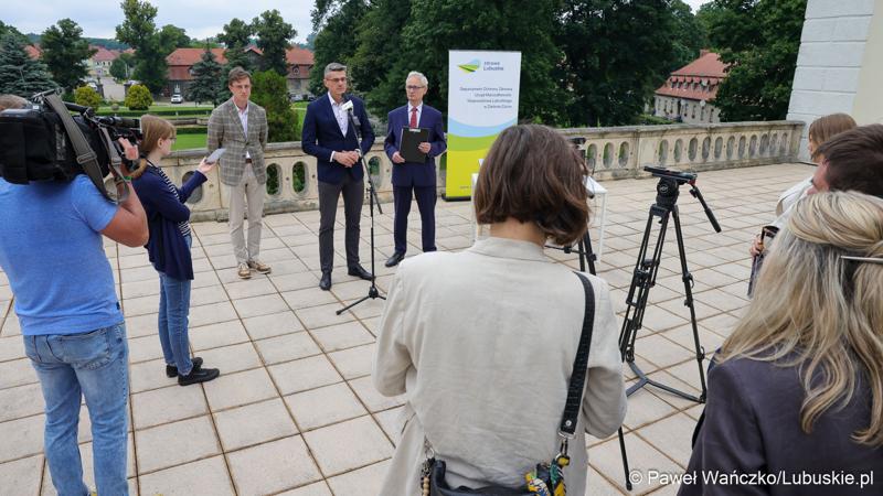 Uczestnicy konferencji prasowej w Centrum Leczenia Dzieci i Młodzieży w Zaborze