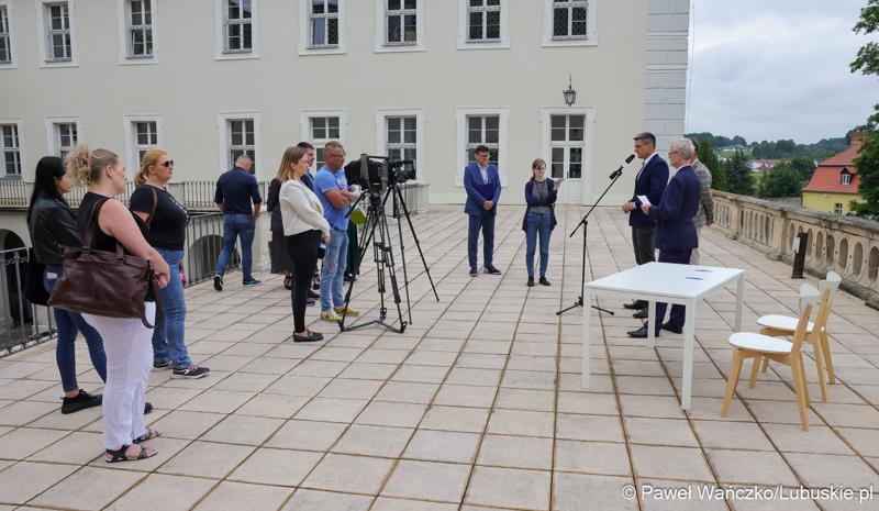 Uczestnicy konferencji prasowej w Centrum Leczenia Dzieci i Młodzieży w Zaborze