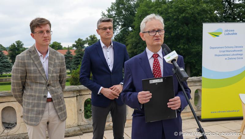 Uczestnicy konferencji prasowej w Centrum Leczenia Dzieci i Młodzieży w Zaborze: dyrektor Centrum Leczenia Dzieci i Młodzieży w Zaborze Andrzej Żywień (przy mikrofonie), Wicemarszałek Województwa Lubuskiego Sebastian Ciemnoczołowski (w środku) oraz dyrektor do spraw medycznych Centrum Leczenia Dzieci i Młodzieży w Zaborze dr n. med. Przemysław Zakowicz.