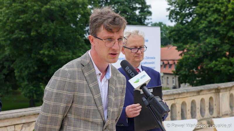 Uczestnicy konferencji prasowej w Centrum Leczenia Dzieci i Młodzieży w Zaborze: dyrektor do spraw medycznych Centrum Leczenia Dzieci i Młodzieży w Zaborze dr n. med. Przemysław Zakowicz (przy mikrofonie) oraz dyrektor Centrum Leczenia Dzieci i Młodzieży w Zaborze Andrzej Żywień,
