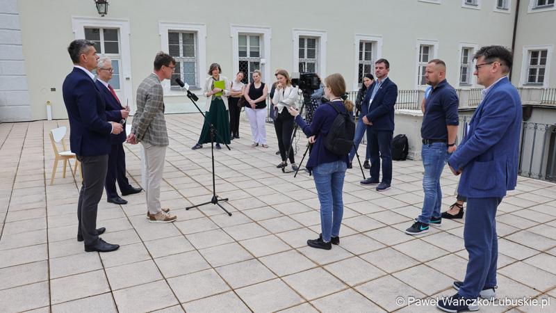 Uczestnicy konferencji prasowej w Centrum Leczenia Dzieci i Młodzieży w Zaborze