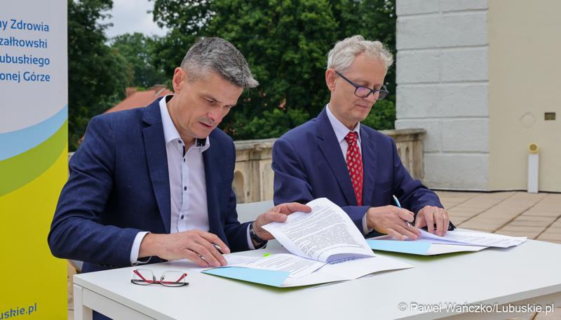 Wicemarszałek Województwa Lubuskiego Sebastian Ciemnoczołowski (z lewej) oraz dyrektor Centrum Leczenia Dzieci i Młodzieży w Zaborze Andrzej Żywień