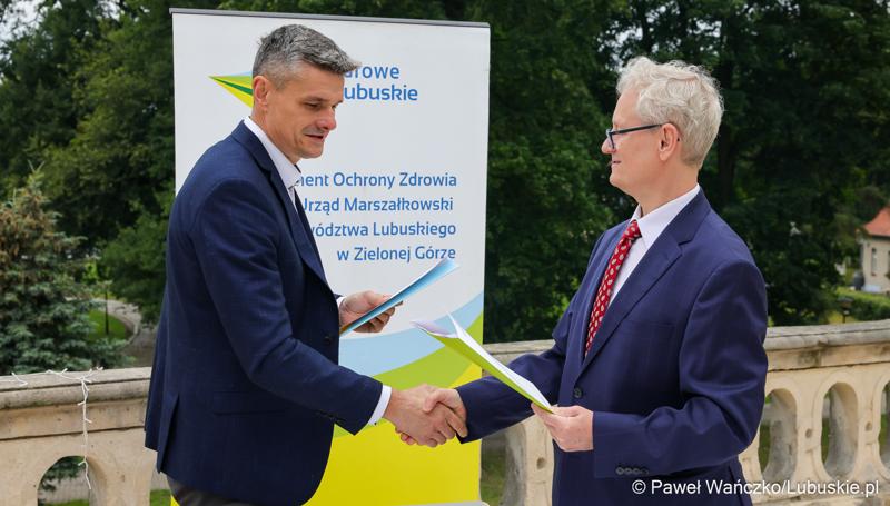 Wicemarszałek Województwa Lubuskiego Sebastian Ciemnoczołowski (z lewej) oraz dyrektor Centrum Leczenia Dzieci i Młodzieży w Zaborze Andrzej Żywień