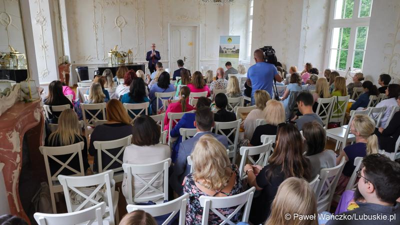 Uczestnicy konferencji „Dzieci i młodzież w kryzysie psychicznym” w Sali Kryształowej w  Centrum Leczenia Dzieci i Młodzieży w Zaborze