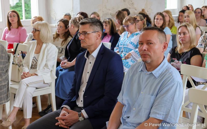 Uczestnicy konferencji „Dzieci i młodzież w kryzysie psychicznym” w Sali Kryształowej w  Centrum Leczenia Dzieci i Młodzieży w Zaborze