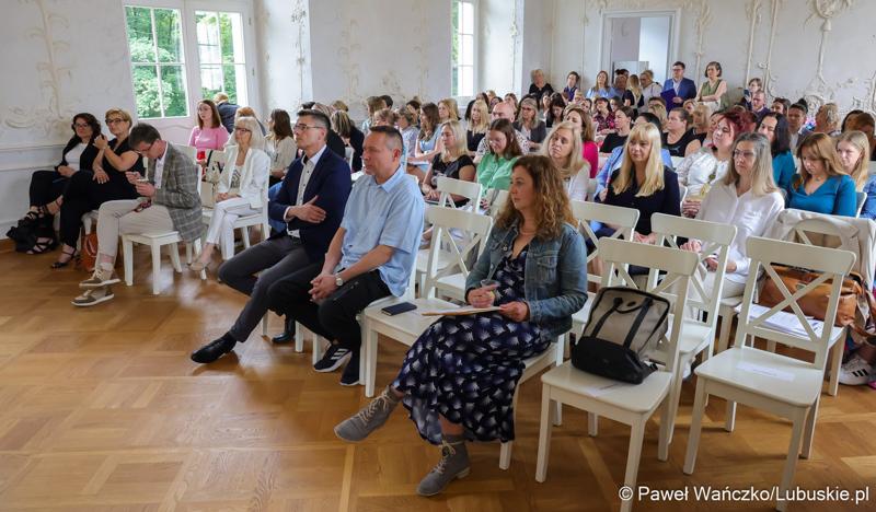 Uczestnicy konferencji „Dzieci i młodzież w kryzysie psychicznym” w Sali Kryształowej w  Centrum Leczenia Dzieci i Młodzieży w Zaborze