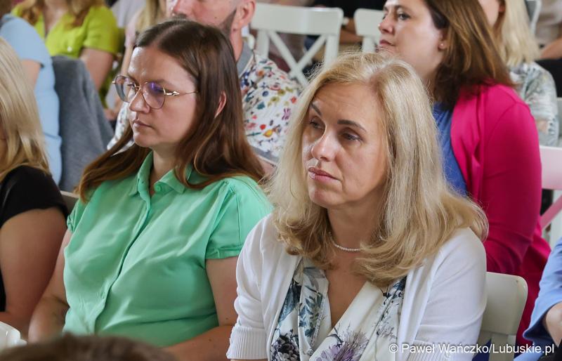 Uczestnicy konferencji „Dzieci i młodzież w kryzysie psychicznym” w Sali Kryształowej w  Centrum Leczenia Dzieci i Młodzieży w Zaborze