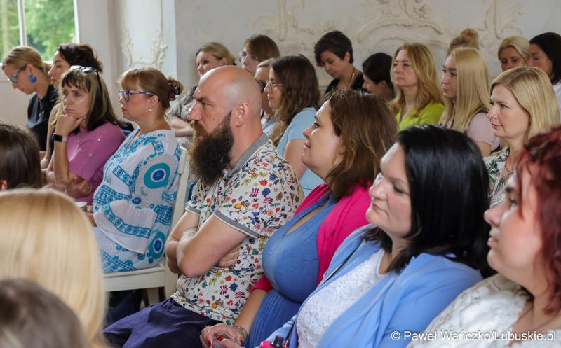 Uczestnicy konferencji „Dzieci i młodzież w kryzysie psychicznym” w Sali Kryształowej w  Centrum Leczenia Dzieci i Młodzieży w Zaborze