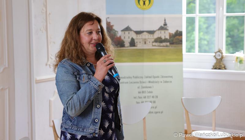 Uczestniczka konferencji „Dzieci i młodzież w kryzysie psychicznym” w Sali Kryształowej w  Centrum Leczenia Dzieci i Młodzieży w Zaborze