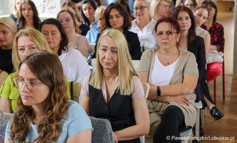 Uczestnicy konferencji „Dzieci i młodzież w kryzysie psychicznym” w Sali Kryształowej w  Centrum Leczenia Dzieci i Młodzieży w Zaborze