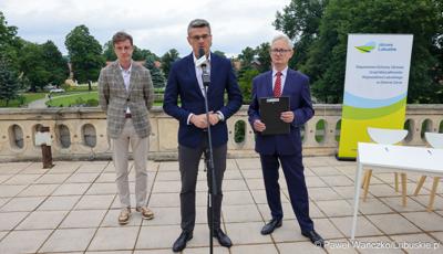 Uczestnicy konferencji prasowej w Centrum Leczenia Dzieci i Młodzieży w Zaborze Wicemarszałek Województwa Lubuskiego Sebastian Ciemnoczołowski (w środku), dyrektor Centrum Leczenia Dzieci i Młodzieży w Zaborze Andrzej Żywień (z prawej) oraz dyrektor do spraw medycznych Centrum Leczenia Dzieci i Młodzieży w Zaborze dr n. med. Przemysław Zakowicz.
