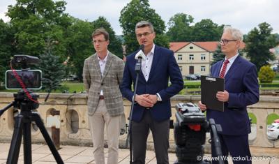 Uczestnicy konferencji prasowej w Centrum Leczenia Dzieci i Młodzieży w Zaborze Wicemarszałek Województwa Lubuskiego Sebastian Ciemnoczołowski (w środku), dyrektor Centrum Leczenia Dzieci i Młodzieży w Zaborze Andrzej Żywień (z prawej) oraz dyrektor do spraw medycznych Centrum Leczenia Dzieci i Młodzieży w Zaborze dr n. med. Przemysław Zakowicz.